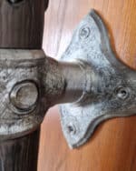 Nahaufnahme der Wandhalterung der LED Wandfackel Dungeon Flame. Rustikale Metalloptik für stabile Befestigung an der Wand.