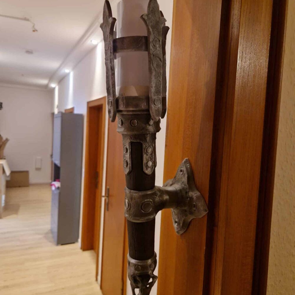 Rustikale LED-Wandfackel mit Flackerlicht, Mittelalter Deko Lampe zur Wandmontage für Dungeon- und Fantasy-Ambiente