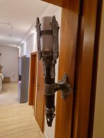Rustikale LED-Wandfackel mit Flackerlicht, Mittelalter Deko Lampe zur Wandmontage für Dungeon- und Fantasy-Ambiente