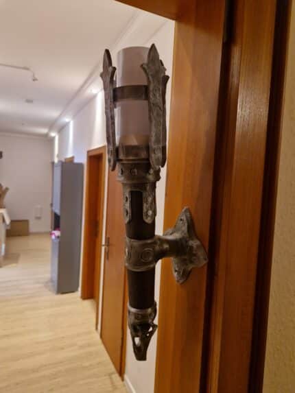 Rustikale LED-Wandfackel mit Flackerlicht, Mittelalter Deko Lampe zur Wandmontage für Dungeon- und Fantasy-Ambiente