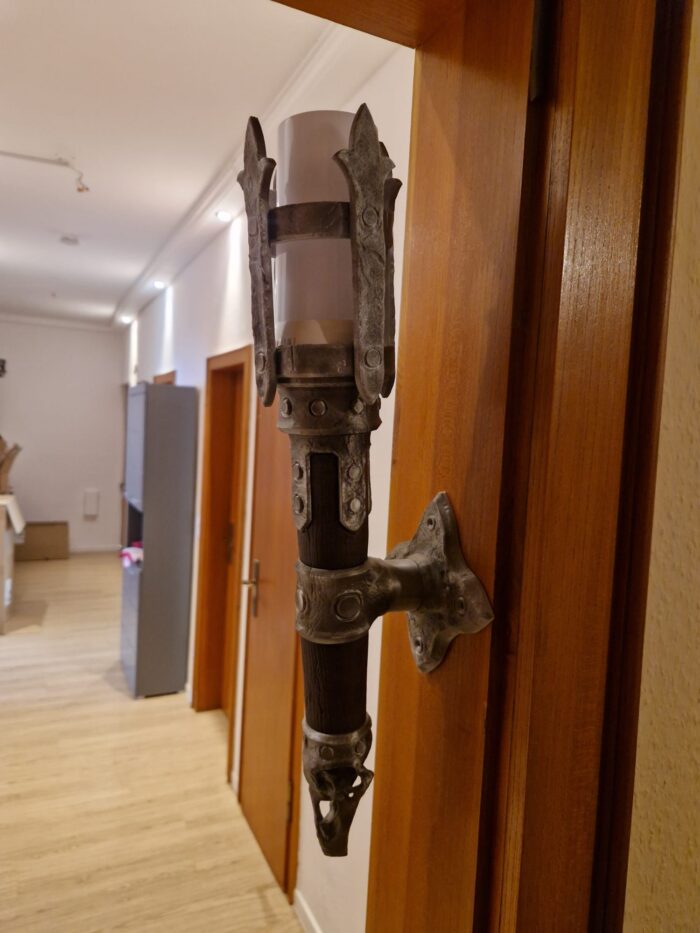 LED-Wandfackel im Mittelalter-Stil – Dungeon Deko Lampe Rustikale LED-Wandfackel mit Flackerlicht, Mittelalter Deko Lampe zur Wandmontage für Dungeon- und Fantasy-Ambiente