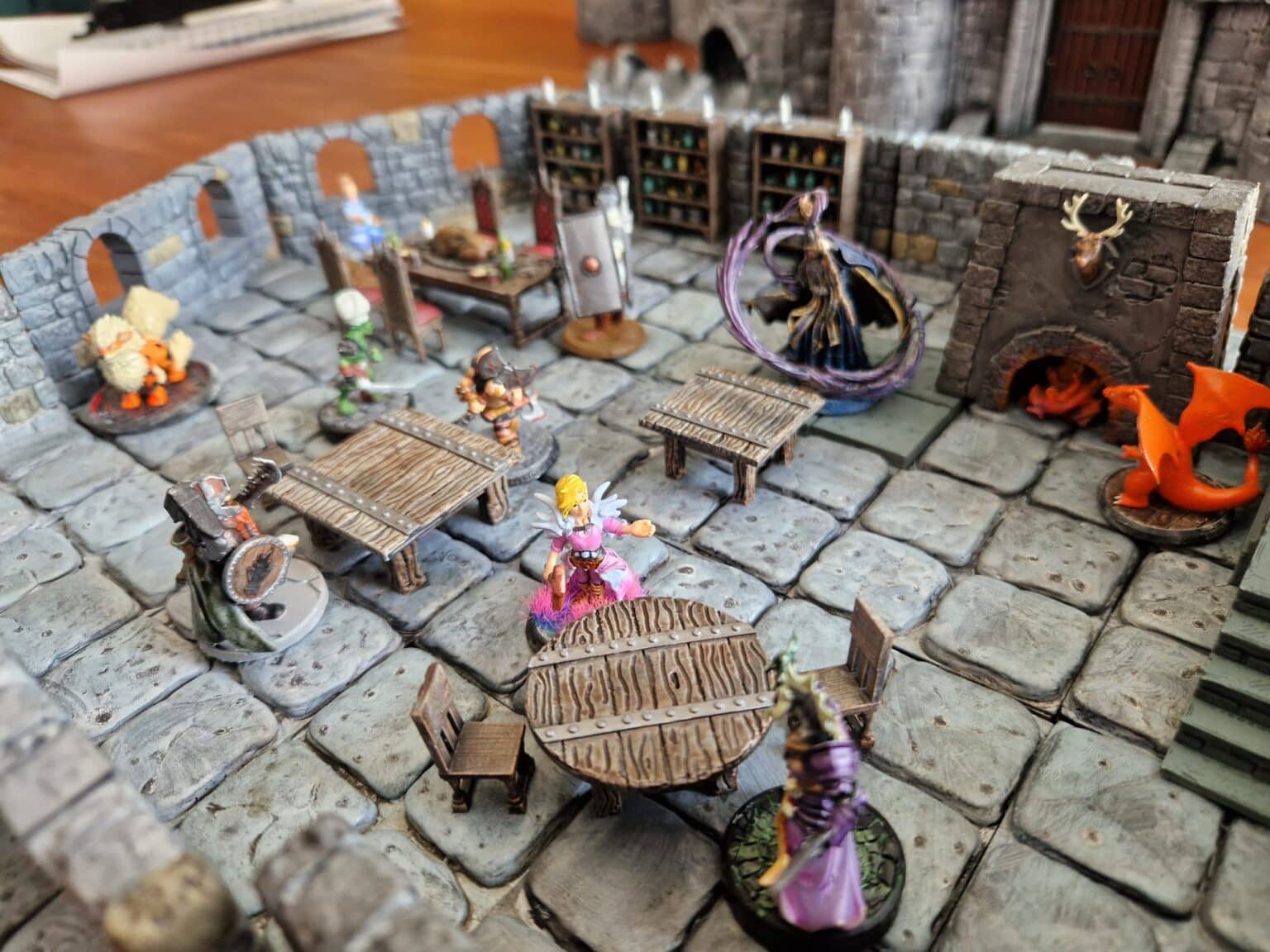 Fantasy-Tavernenszene für Tabletop mit handbemalten Miniaturen, 3D-gedruckten Tischen und Stühlen. Ideal für Dungeons & Dragons oder Pathfinder.