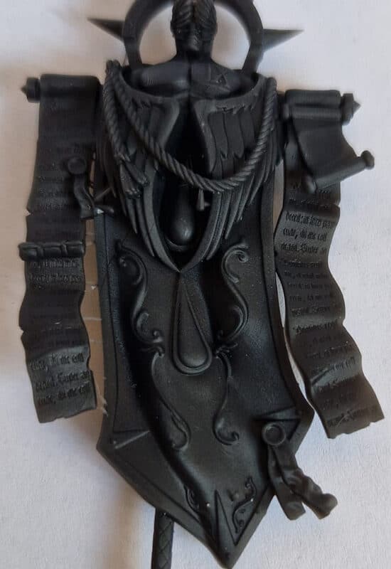 Detailreiches 3D-gedrucktes Banner für Warhammer 40K Miniaturen. Schwarzes Resin-Modell mit Ornamenten, Schriftrollen und Symbolen – perfekt als Zubehör für Tabletop-Sammler.