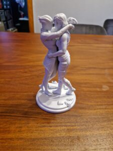 Detailreiche 3D-gedruckte Resin-Figur mit zwei Charakteren in inniger Umarmung auf Rundsockel. Unbemaltes Modell, ideal für Sammler und Bemalung.