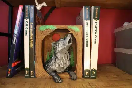 Buchstütze "Heulender Wolf im Blutmond-Wald" – Dekoration für mystische Bücherregale