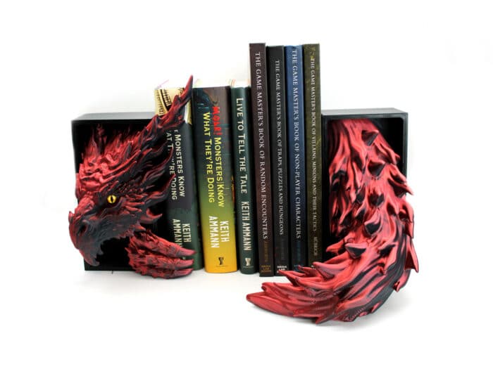 Zweiteiliges Inferno Drachen Buchstützen Set in Rot-Schwarz für Fantasy Bücher.