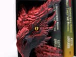 Detailaufnahme des 3D-gedruckten Drachenkopfs mit gelbem Auge.