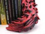 Nahaufnahme der Schuppenstruktur des 3D-gedruckten Drachenschweifs.