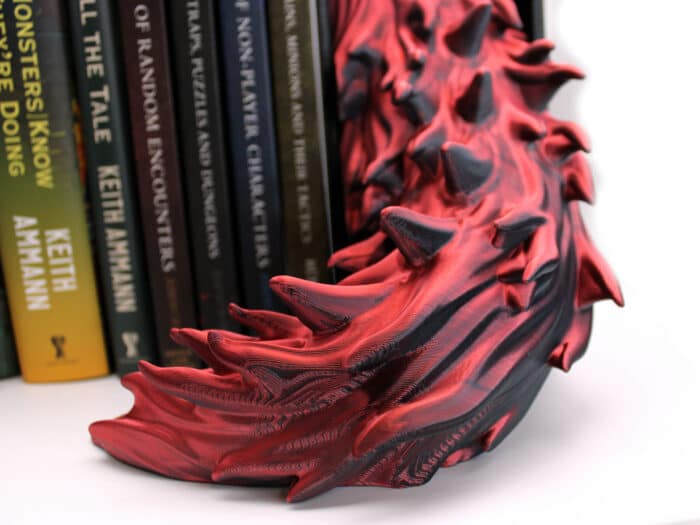 Nahaufnahme der Schuppenstruktur des 3D-gedruckten Drachenschweifs.
